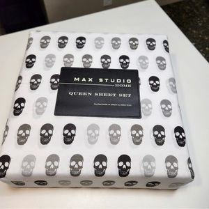 New Halloween skeleton skull print Queen size Bed Sheets 4pc. Set by Max Studio